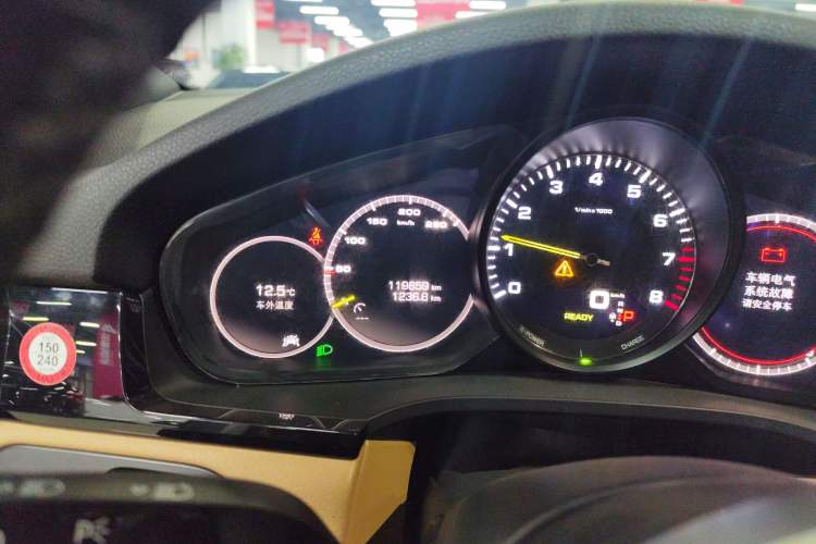 Used Porsche Cayenne E-Hybrid 2019 Cayenne E-Hybrid 2.0T Odometer Close Up