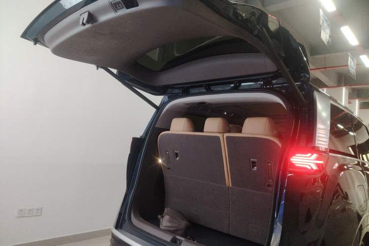 Used Denza D9 2023 DM-i 965 Luxury Model Trunk