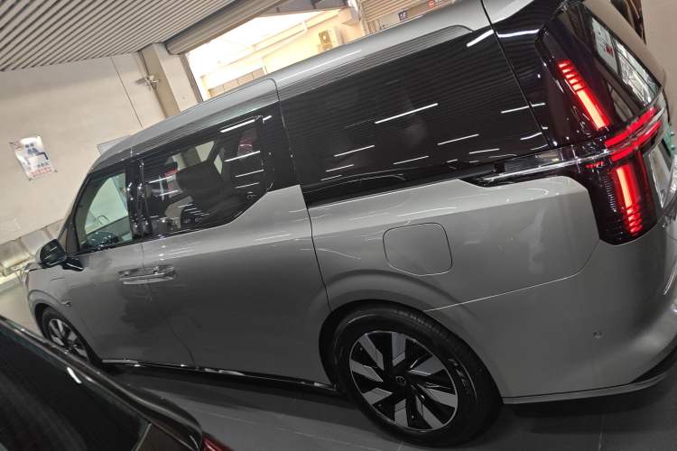 Used Volvo EM90 2025 Ultra Six-Seater