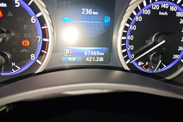 Used Infiniti Q50L 2015 2.0T Enjoyment Edition Odometer Close Up