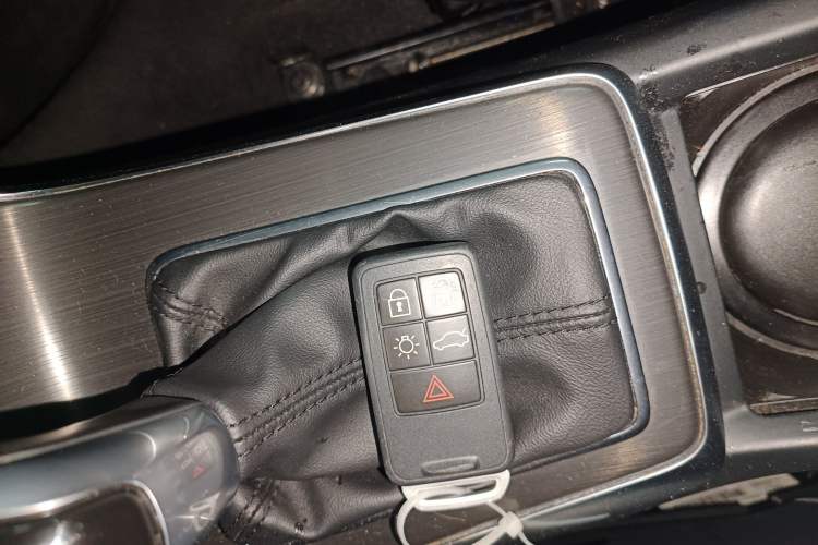 Used Volvo V40 2015 1.6T Zhiya Edition
