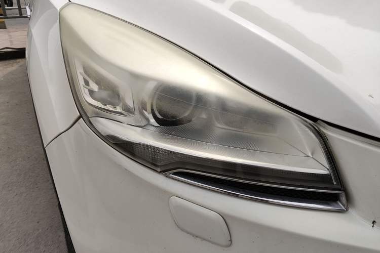 Used Ford Kuga 2015 2.0L GTDi Four-Wheel-Drive Sport Model Right Front Headlight