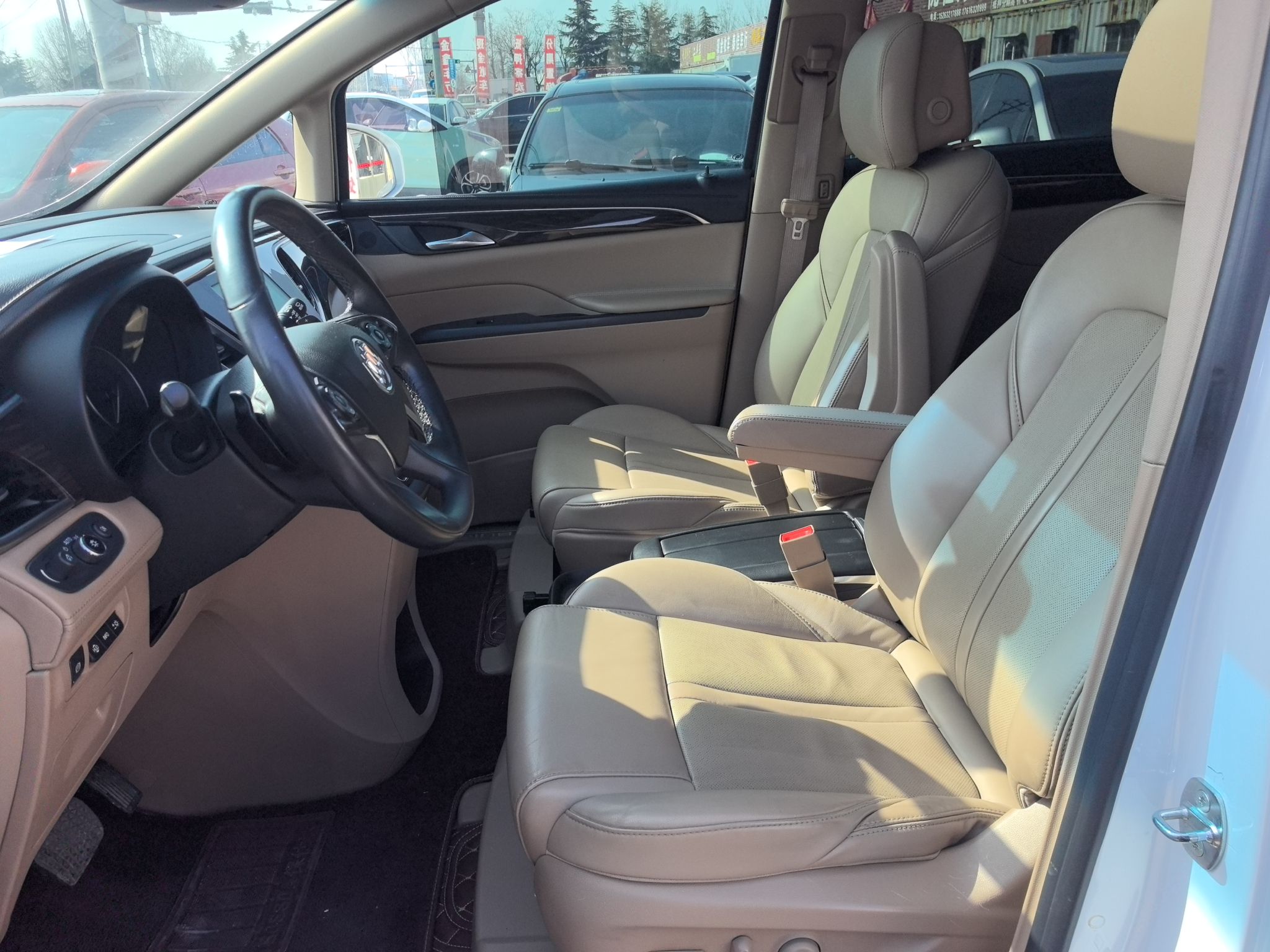 المقاعد الأمامية داخل السيارة