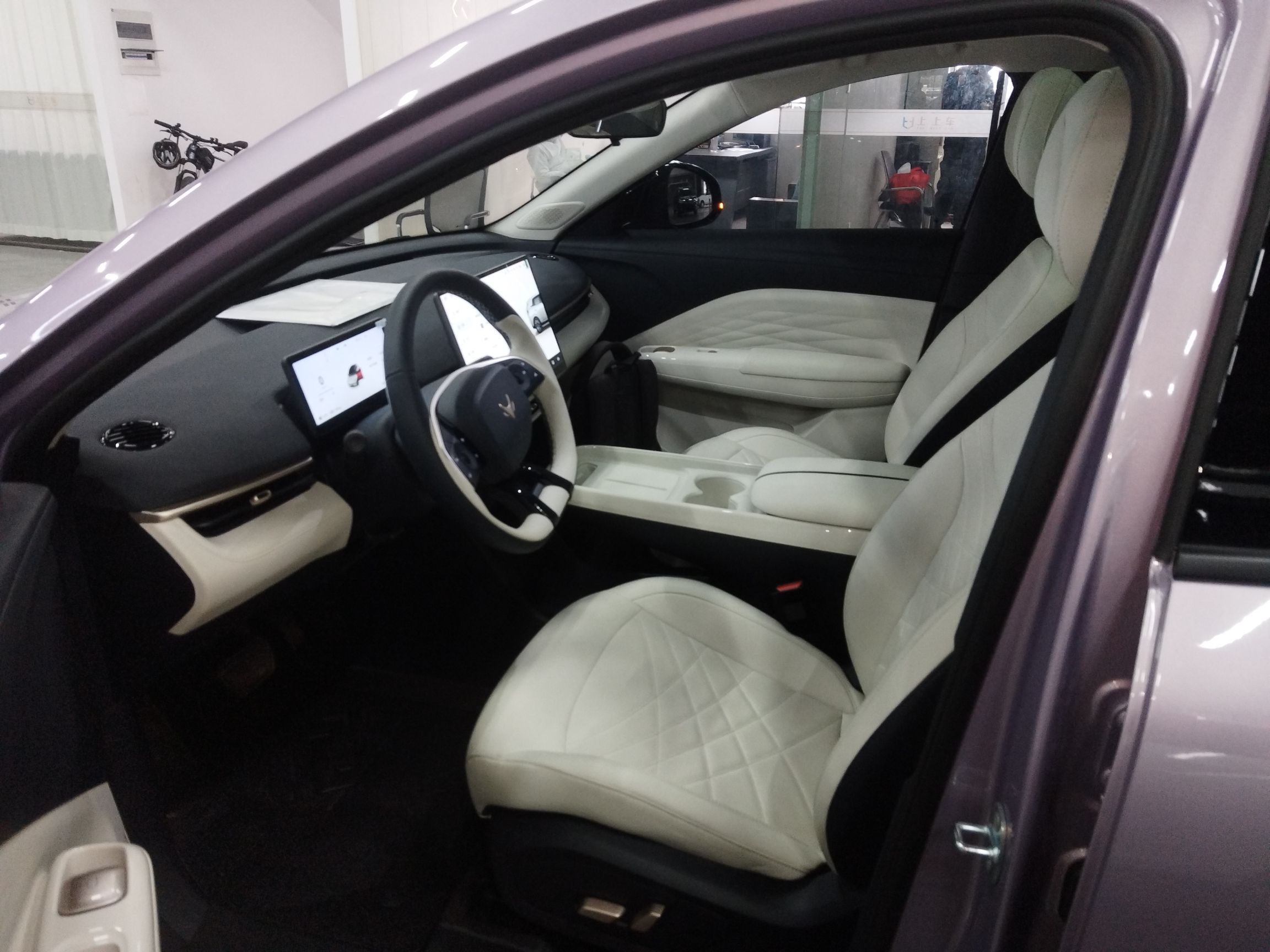 المقاعد الأمامية داخل السيارة