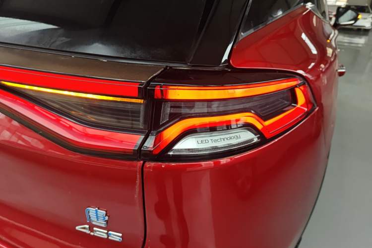 Used BYD Tang New Energy 2018 DM 2.0T All-Wheel Drive Smart Connectivity Luxury Model 7 Seats China V Emission Standard Right Rear Taillight