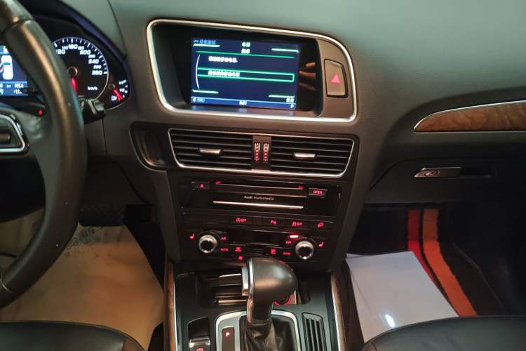 Used Audi Q5 2017 Plus 40 TFSI Comfort Model Audio And AC Panel