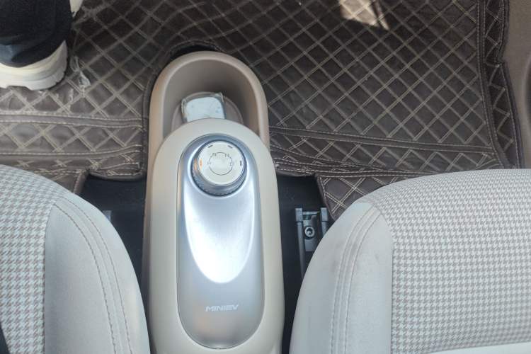 Used Wuling Hongguang MINIEV 2025 Four-Door Version Premium Edition Gear Lever