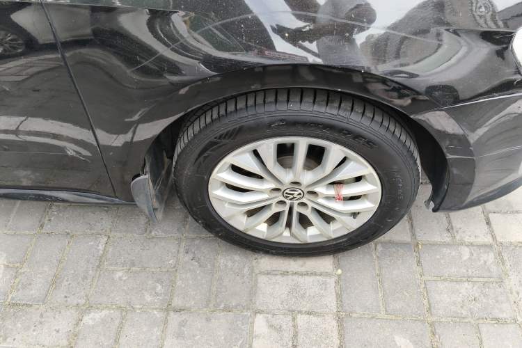 Used Volkswagen Gran Lavida 2013 1.6L Automatic Luxury Model Right Front Wheel Hub