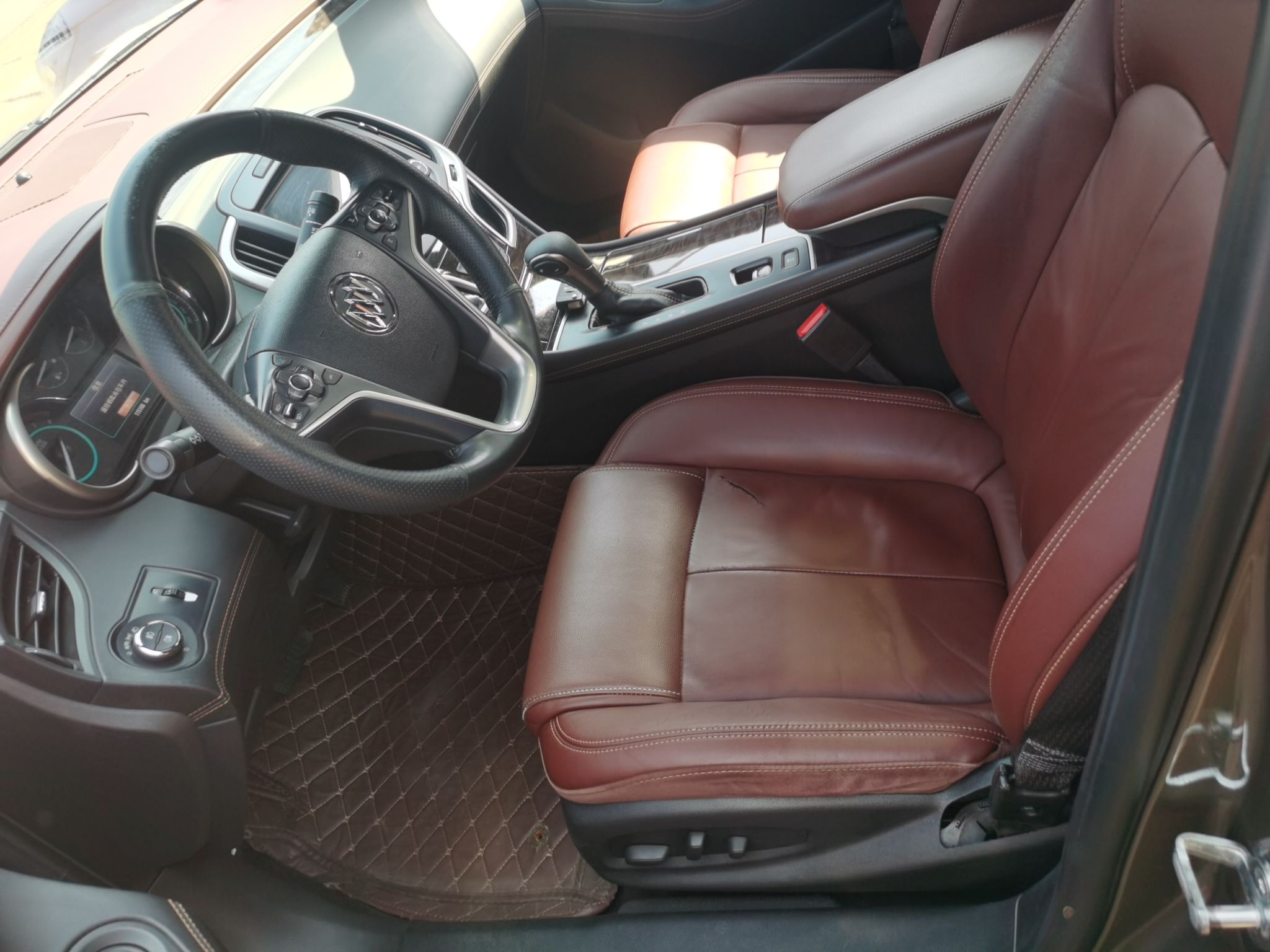 المقاعد الأمامية داخل السيارة