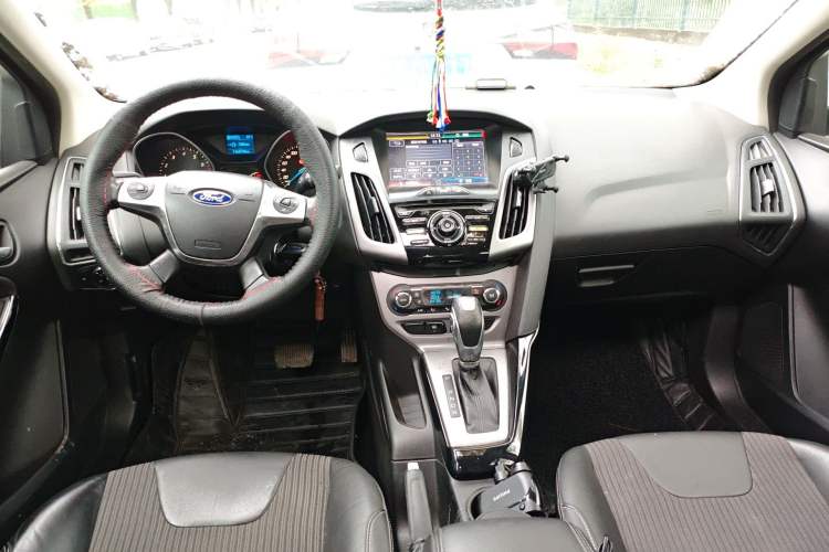 Used Ford Focus 2012 Sedan 1.6L Automatic Fashion Edition Center Console