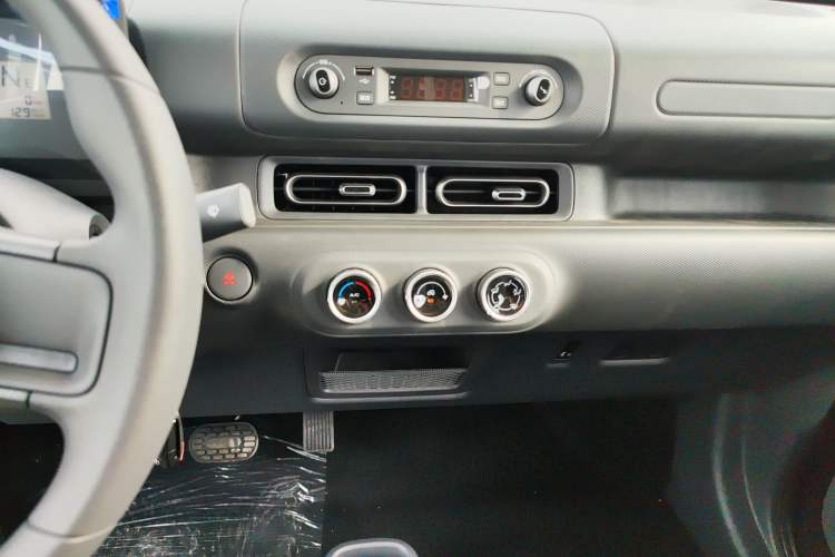 Used Wuling Zhiguang New Energy 2025 Standard Model Audio And AC Panel