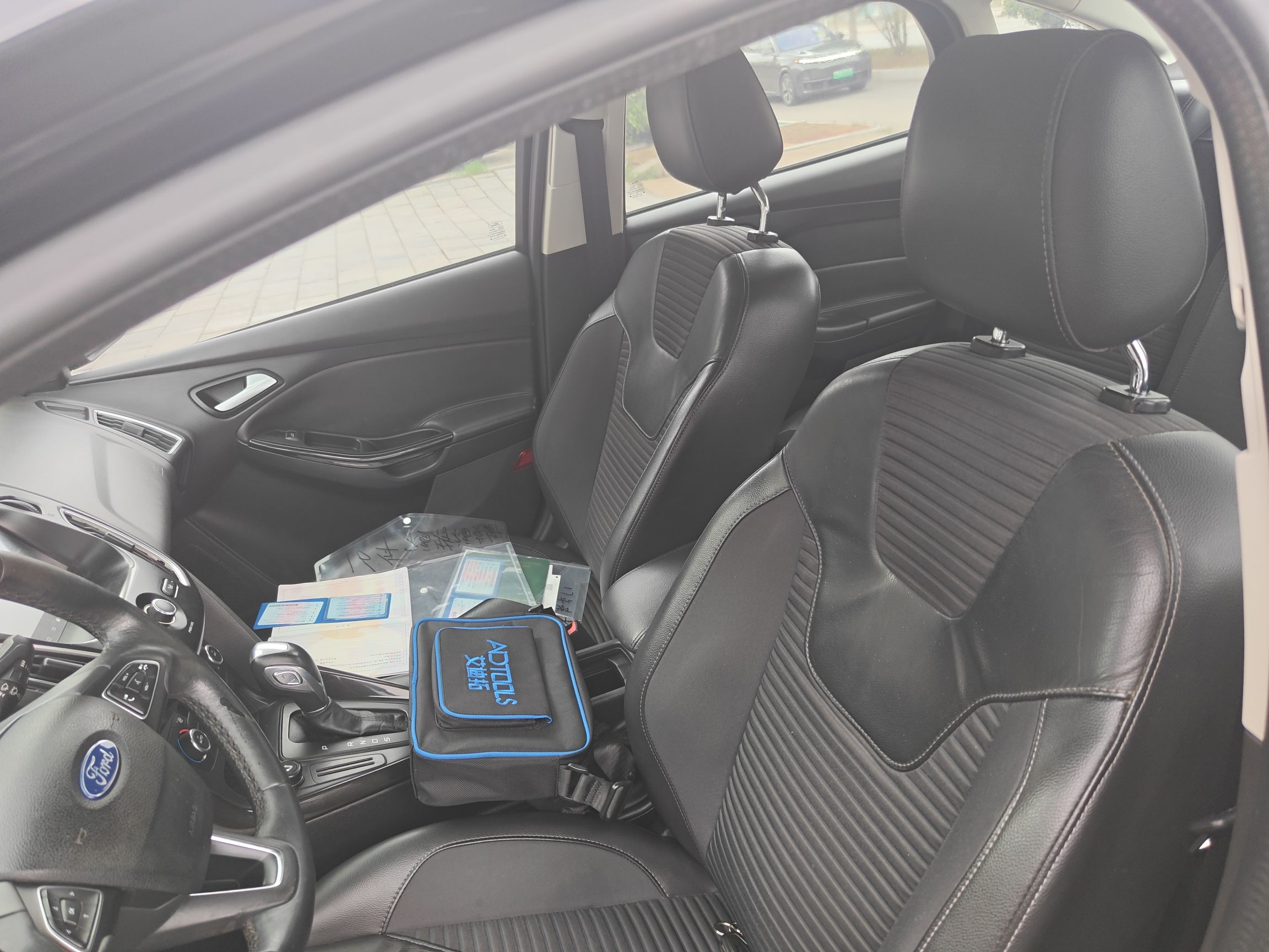 Переднее сиденье в автомобиле