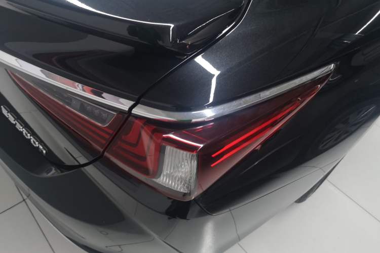 Used Lexus ES 2022 300h Deluxe Edition