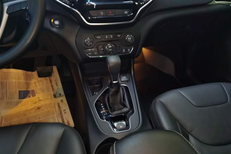 Used Jeep Cherokee 2019 2.0T Two-Wheel Drive Smart Enjoyment Version China VI