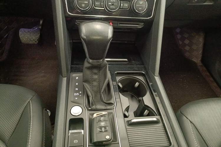 Used Volkswagen Teramont 2020 330TSI Two-Wheel-Drive Luxury Edition China VI Standard Gear Lever