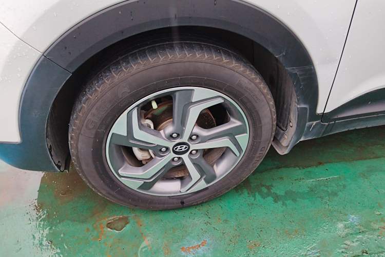 Used Hyundai ix25 2017 1.6L Automatic Smart Version Left Front Wheel Hub