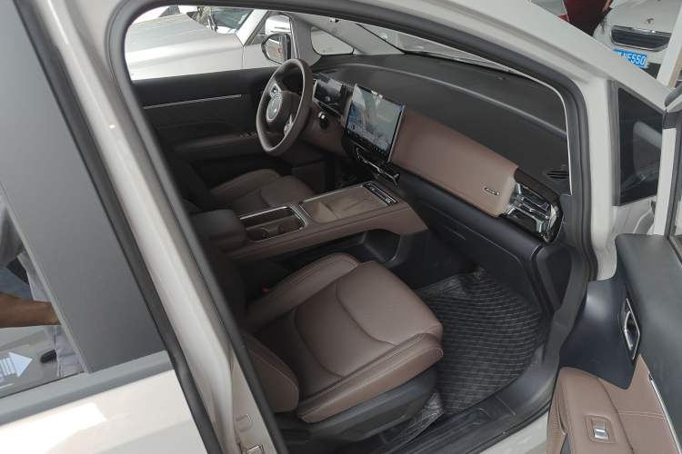 Used Wuling Starlight 730 2025 Model Plug-in Hybrid 125km Luxury Edition