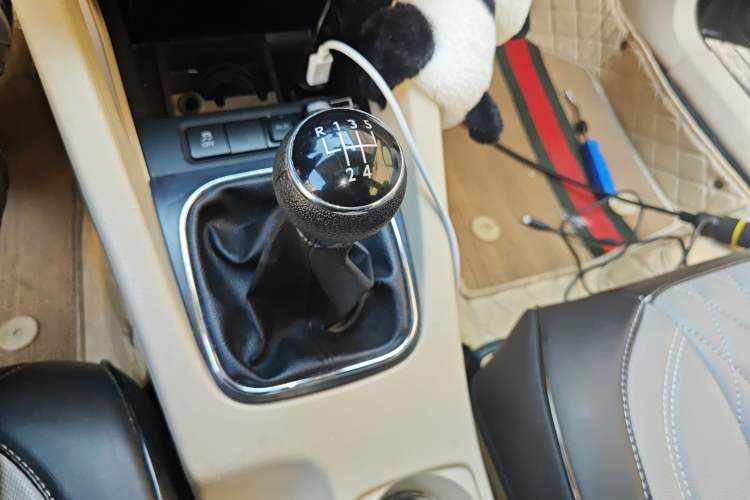 Used Volkswagen Sagitar 2011 1.6L Manual Comfort Version Gear Lever