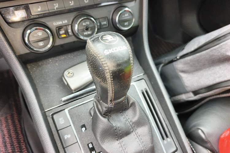 Used Skoda Superb 2016 TSI330 DSG Smart Drive Edition Gear Lever