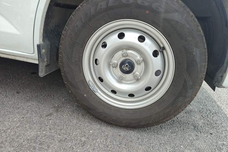 Used CHANGAN KAICHENG Ruixing EM80 2025 Passenger Version Comfort Edition 6-Seater 300 km Dual-Swing Doors Right Front Wheel Hub