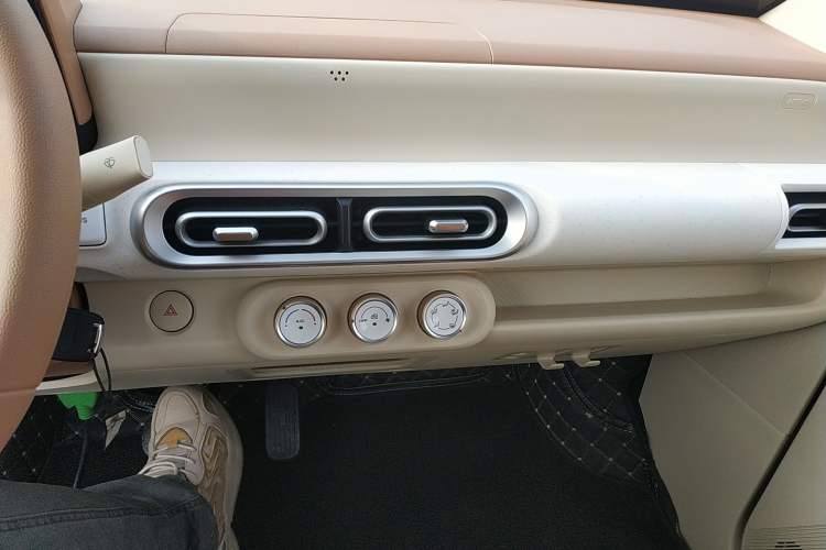 Used Wuling Hongguang MINIEV 2024 3rd Generation 215km Youth Edition Audio And AC Panel