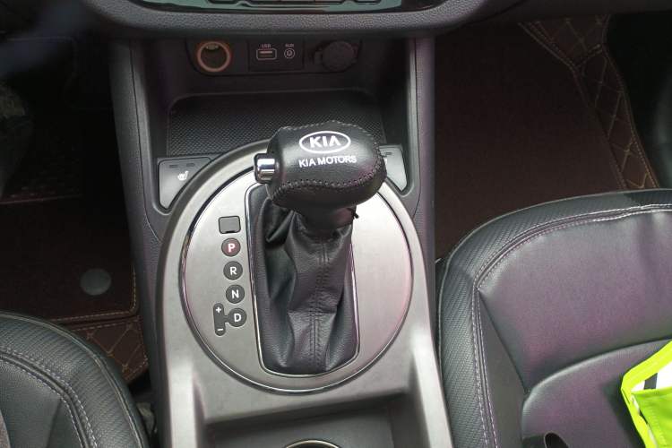 Used Kia Sportage R 2015 2.0L Automatic Two-Wheel Drive DLX Model Gear Lever
