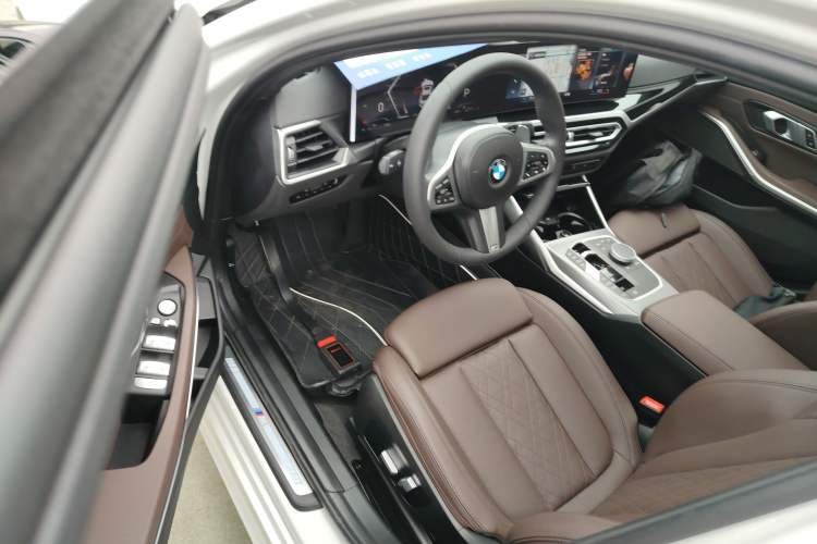 Used BMW 3 Series 2023 325i M Sport Night Edition Package Driver Seat