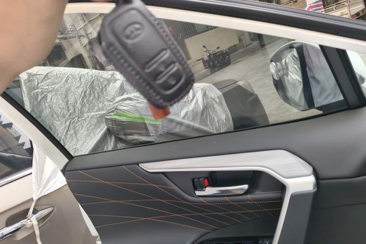 Used Toyota RAV4 2024 Dual-Motor 2.5L E-CVT Two-Wheel Drive Elite Plus Edition Vehicle Key