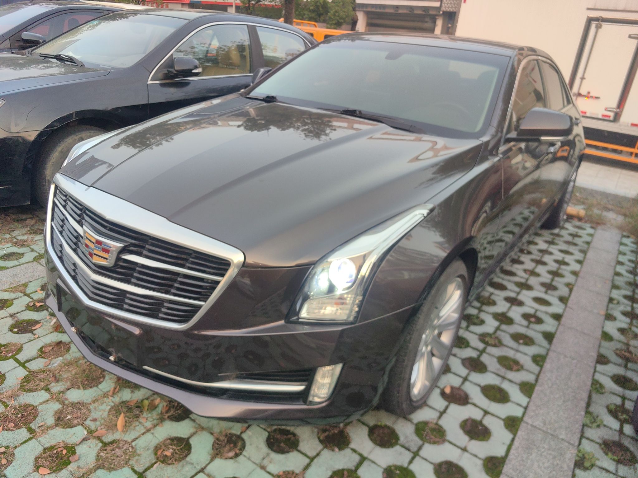 Под передней частью автомобиля