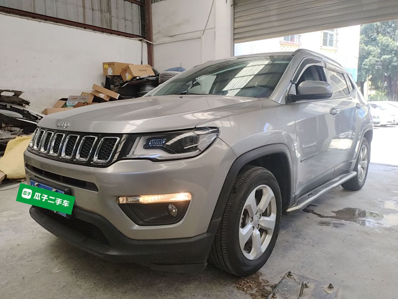 Под передней частью автомобиля