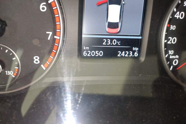 Used Volkswagen Passat 2015 1.8TSI DSG Prestige Edition Odometer Close Up