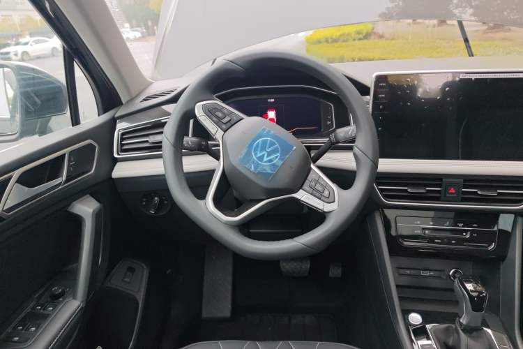 Used Volkswagen Tiguan L 2025 Model, Outstanding Version, 300TSI Automatic Two-Wheel Drive Longteng Edition Steering Wheel