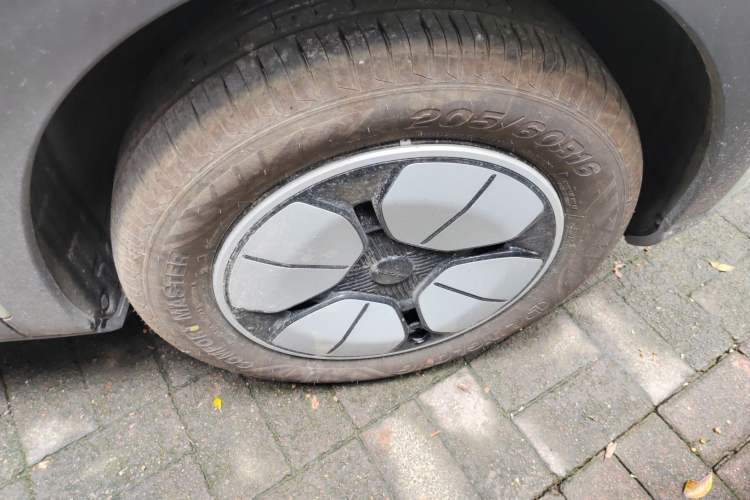 Used Geely Galaxy Geome 2026 Model 310km Youth Edition Right Front Wheel Hub