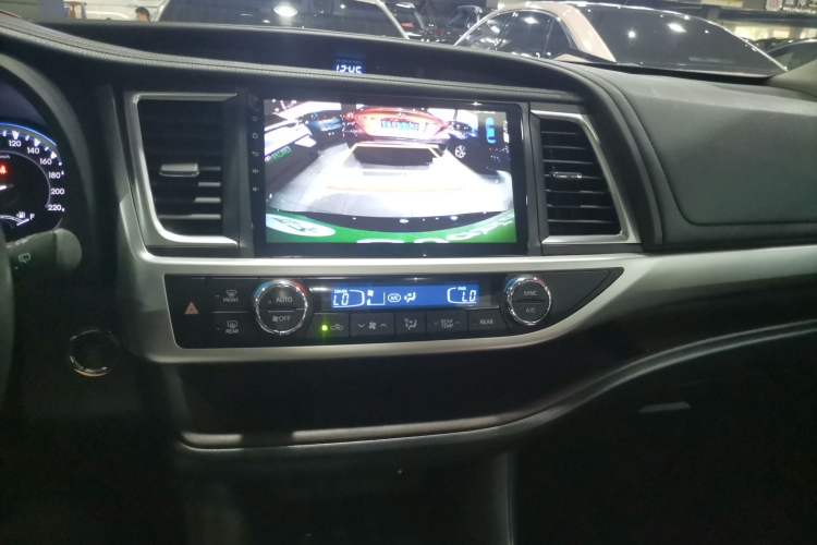 Used Toyota Highlander 2018 2.0T Two-Wheel-Drive Luxury Edition 7 Seats Emission Standard China V Audio And AC Panel