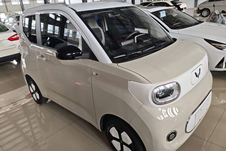 Used Wuling Hongguang MINIEV 2024 3rd Generation 215km Advanced Version Front Right 45 Deg