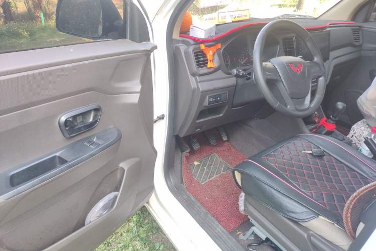 Used Wuling Hongguang V 2022 1.5L Jingqu Edition Enclosed-Window Vehicle with Hydraulic Power Steering LAR