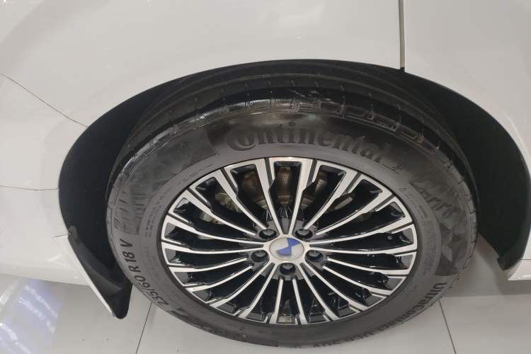 Used Denza D9 2022 DM-i 970 Four-Wheel Drive Prestige Model Right Rear Wheel Hub