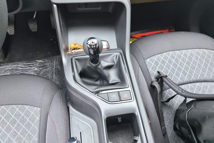 Used Roewe i5 2026 Model 1.5L Manual Comfort Version Gear Lever