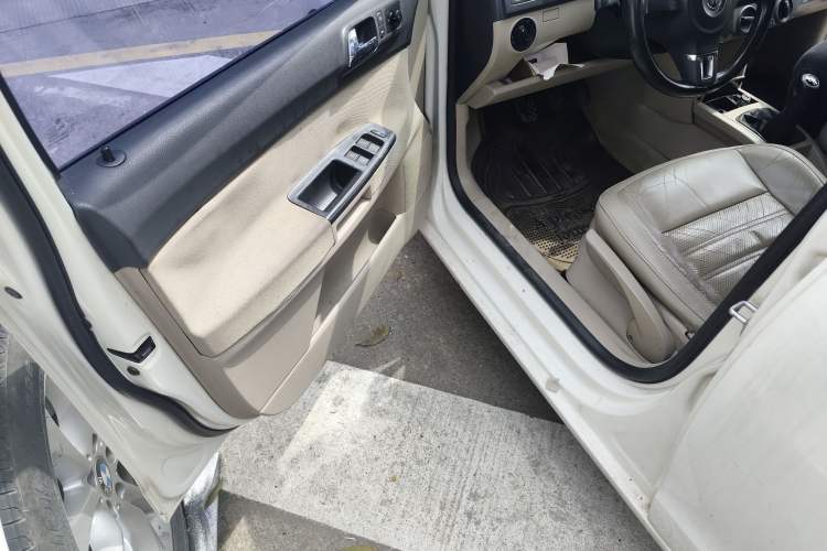 Used Volkswagen Polo 2011 Jingqu 1.6L Manual - Real Cool Edition Driver Seat