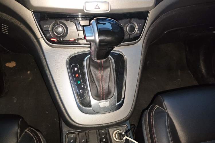 Used Haval H6 2015 Sport Edition 1.5T Automatic Two-Wheel Drive Luxury Model Gear Lever