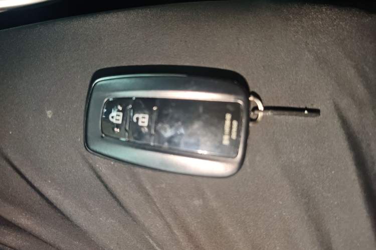 Used Toyota Highlander 2023 2.5L Smart Electric Hybrid Dual-Drive Elite Version 7 Seats Vehicle Key