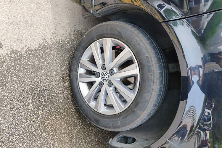 Used Volkswagen Caravelle 2018 2.0 TSI 4x4 Luxury Edition 7-Seater Right Front Wheel Hub