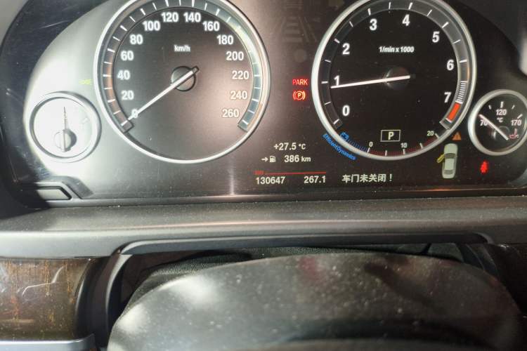 Used BMW 5 Series 2014 525Li Leading Model Odometer Close Up