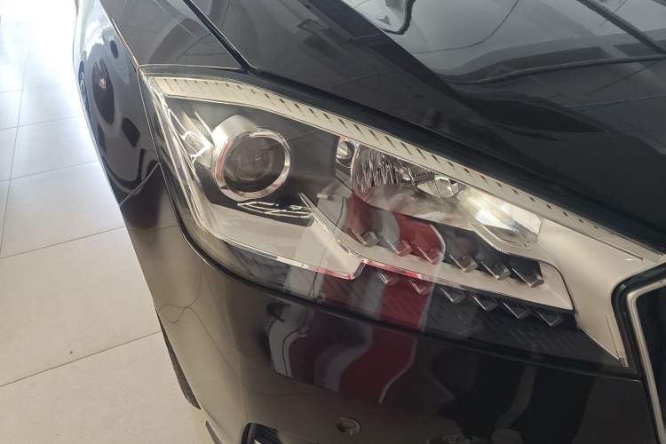 Used BORGWARD BX7 2016 28T Four-Wheel Drive Flagship Version 5 Seats Right Front Headlight