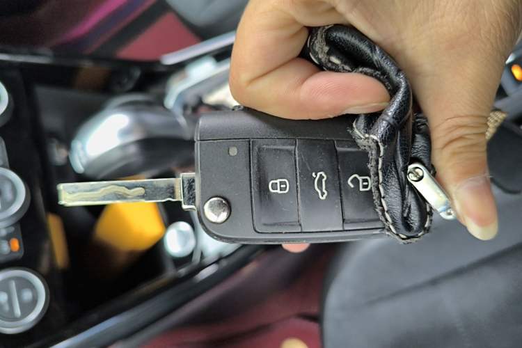 Used Volkswagen T-ROC 2018 280TSI DSG Four-Wheel Drive Luxury Version China V Emission Standard Vehicle Key