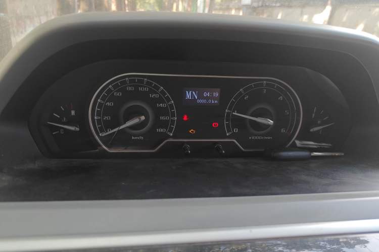 Used SAIC MAXUS Xintu V80 2019 2.5T Classic Model AMT Aoyuntong Long Wheelbase Mid-Roof 7-Seater
