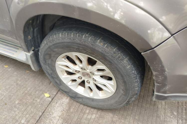 Used JMC Yusheng S350 2014 2.4T Automatic 2WD Diesel Luxury Version with Sunroof 5 Seats Right Front Wheel Hub