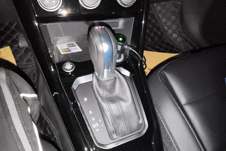 Used Volkswagen T-ROC 2019 280TSI DSG Two-Wheel Drive Comfort Version China VI Standard Gear Lever