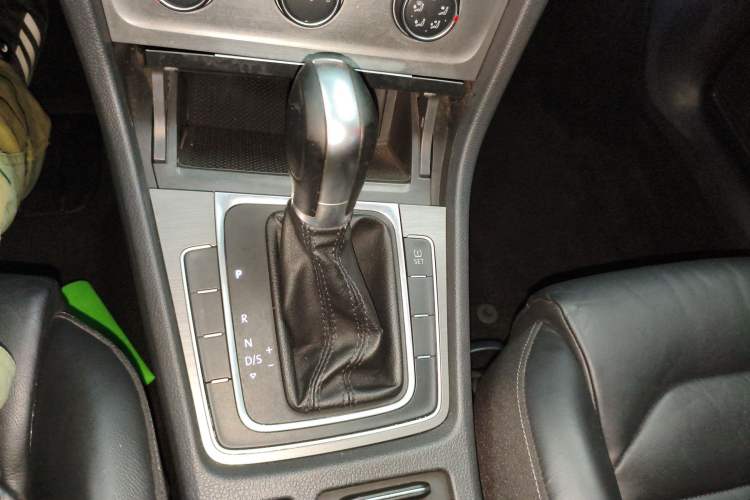 Used Volkswagen Golf 2014 1.6L Automatic Comfort Model Gear Lever