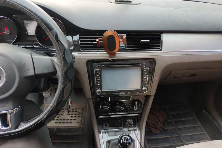 Used Volkswagen Bora 2014 1.6L Manual Comfort Model Audio And AC Panel